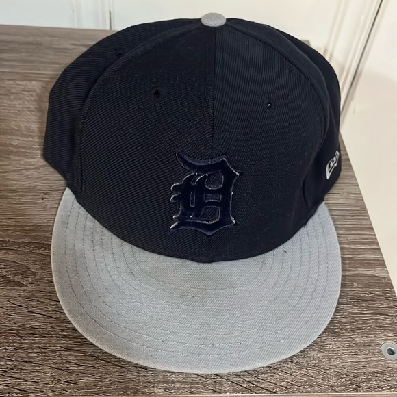 Detroit Tigers Hat size 8 New Era Blue With gray Pre Owned - Picture 1 of 3